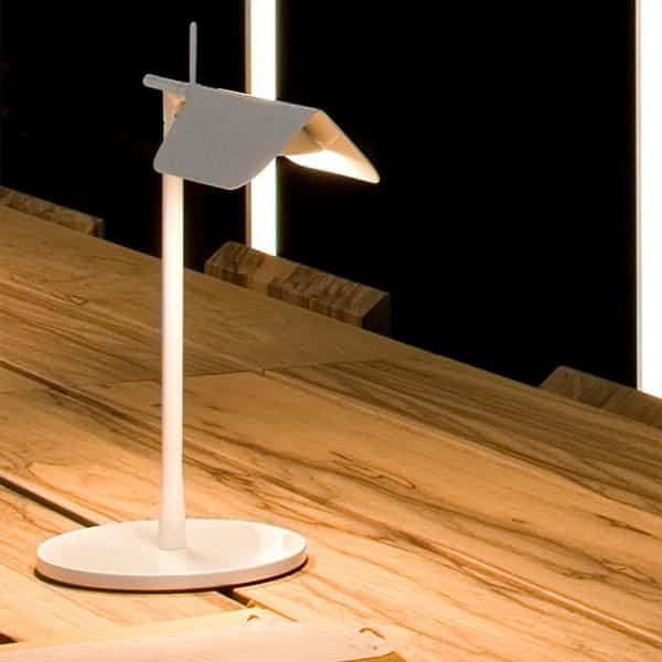 Billede af Bordlampe Flos Tab, en lille kompakt bordlampe med drejbart hoved og skjult ledning i lampearmen.