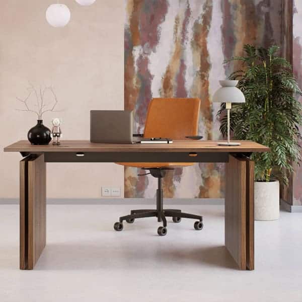 Atomi Kontormøbler viser Elegance arbejdsbord med gavle udført i olieret eg eller valnød og med flotte detaljer i messing.