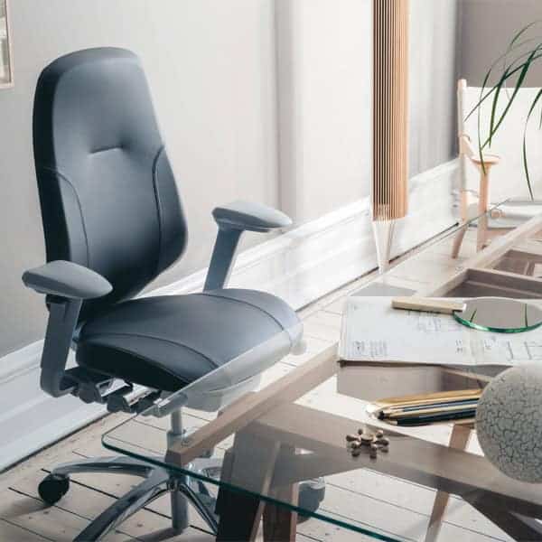 Atomi Kontormøbler viser Kontorstol RH Mereo 300, en ergonomisk stol med komfortabel mekanisme, baseret på ergonomiske fakta om kroppen.