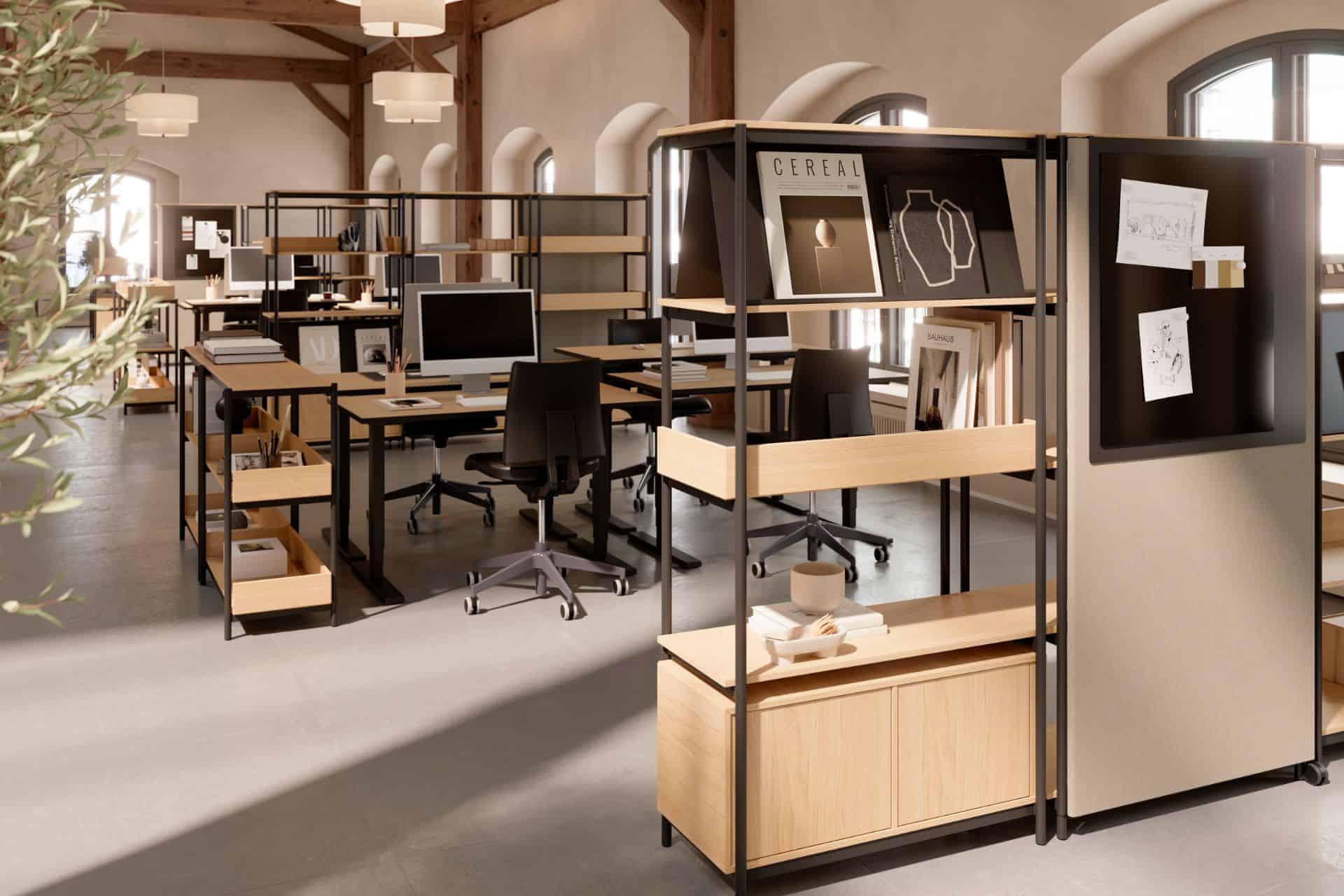 Åbent kontorlandskab med reoler og arbejdsstationer